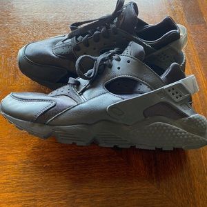 Nike Huarache Black size 9 women’s